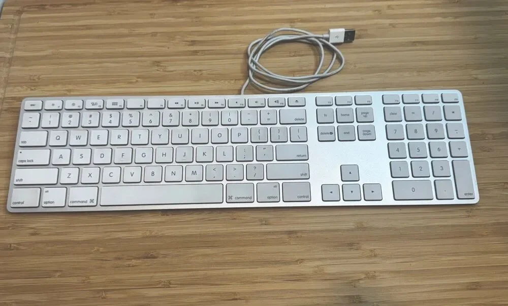 Genuine Apple A1243 Wired Mac USB Keyboard w/ Numeric Keypad White TESTED